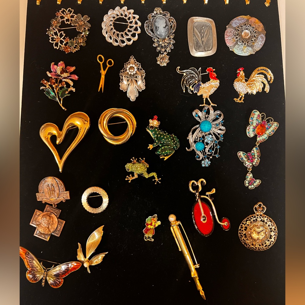 24 vintage brooches